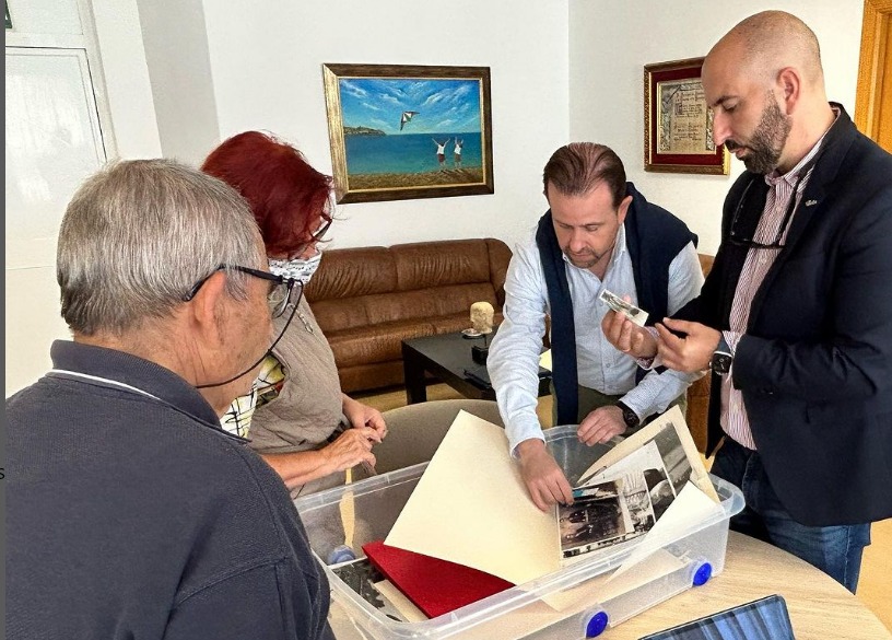 La Tenencia de Alcaldía de La Herradura recibe una importante colección de material gráfico antiguo de Francisco Alaminos